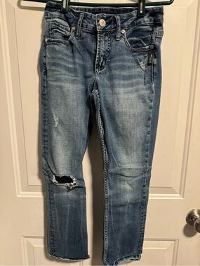 Silver Jeans Women's Light Wash Capris with Knee Distress